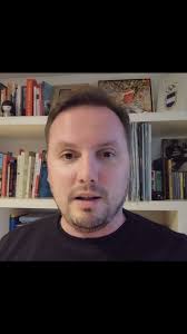 🎙️ En este video, Julio Velasco, uno de los entrenadores más respetados  del deporte mundial, en charla con otro gigante como Marcelo Hernandez nos  recuerda algo esencial:, "El error no es un enemigo. ...