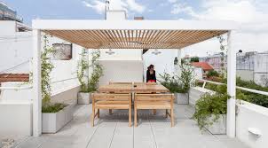 Es una vivienda bastante agradable si tenemos en. Diseno De Moderna Casa De Dos Pisos Iluminacion Y Ventilacion Por Patios Jardin Planos De Arquitectura