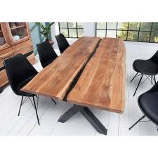 La table à manger extensible en bois de chêne massif de la collection medicis vous ravira de par sa ligne à la fois sobre et distinguée et saura aisément habiller chacune des pièces de votre intérieur, cuisine ou salle à manger. Table A Manger Bois Massif Et Decor Noir Metal Cbc Meubles