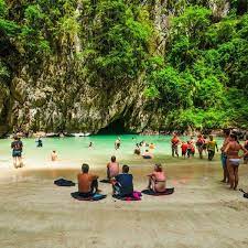 Ein echtes naturschauspiel welches man nur durch dunkle tunnel erschwimmen kann. Day Trip From Koh Lanta To Emerald Cave Koh Muk Island Raya Divers