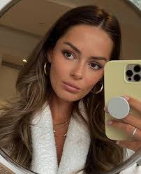 Melissa Hermann's Instagram, Twitter & Facebook