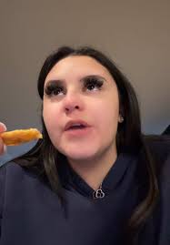 sky velez (@queen.sv_)