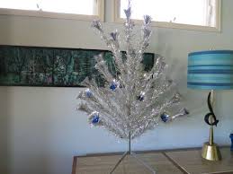 Vintage 4 Ft Aluminum Christmas Tree For Your Consideration Here Is An Awesome Alumi Vintage Aluminum Christmas Tree Aluminum Christmas Tree Beautiful Decor