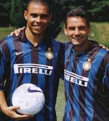 Conocido como derbi della madoninna es el único derbi con dos campeones de europa. Ismail Kwizera Nahodha Intermilan Harabaye Muri Inter Milan Uwitwa Ronaldo Yatsindiye Inter Milan Ibitsindo 59 Mu Nkino 99 Mugihe Roberto Baggio Yatsindiye Uyo Murwi Ibitsindo 15 Mu Nkino