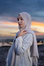 Permisalan nihh ada permen yang sudah dibuka dari kemasan dan permen yang utuh belum dibuka lalu sama sama melemparnya ke dalam kubangan lumpur. 200 Free Muslim Woman Hijab Photos Pixabay