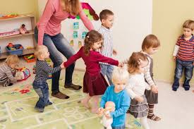 Außerdem darf die arbeit weder deine gesundheit gefährden, deinen schulbesuch behindern, noch darf dich die arbeit so belasten, dass du in der schule dem stoff nicht mehr folgen kannst. Baby In Die Krippe Was Ist Das Richtige Kita Alter Campus Naturalis