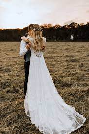 Maybe you would like to learn more about one of these? Eine Sommerliche Bohohochzeit Unter Freiem Himmel Mit Freier Trauung Hochzeitskleid Spitze Kleid Hochzeit Bohmische Braut