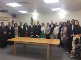Saiba onde assistir e qual horário. O Embaixador Do Brasil Nos Emirados Arabes Unidos Fernando Igreja Recebeu No Dia 28 De Fevereiro Delegacao Da Camara De Diretores Lojistas Da Bahia Que Realiza Missao De Prospeccao Em Abu Dhabi