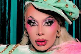 Elza Clark's Instagram, Twitter & Facebook