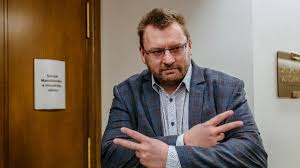Na světlo se vynořil sestřih z měsíc staré epizody 168 hodin, který se točil kolem bytů v dezolátním stavu poslance volného ve vyloučené lokalitě v ostravě. Jan Volny A Marian Bojko Jsou Podle Poslancu Hlupaci Cnn Prima News