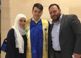 وبعد وصولهم توجهت عائلة مقداد إلى منزل الأهل وهناك كان اللقاء المؤثر الذي جمع خالد مقداد. Ø£Ù„ÙˆØ§Ù† Ø§Ù„ÙˆØ·Ù† Ø®Ø±ÙˆØ¬ Ø®Ø§Ù„Ø¯ Ù…Ù‚Ø¯Ø§Ø¯ Ù…Ø¤Ø³Ø³ Ù‚Ù†ÙˆØ§Øª Ø·ÙŠÙˆØ± Ø§Ù„Ø¬Ù†Ø© Ù…Ù† Ø§Ù„Ù…Ø³ØªØ´ÙÙ‰ ØµÙˆØ±Ø©
