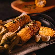 墨西哥街頭 烤玉米 在墨西哥街頭經常可見的小吃 elote 要先將整隻玉米直接放在烤網上烤熟 塗上 奶油 檸檬汁再灑點起司粉 墨西哥香料辣粉 然後就可以吃囉 今天我們用鑄鐵燒烤盤來簡單複製墨西哥街頭小食 elote 最新活動請查看我們的個人檔案頁