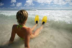 Cela fait travailler les jambes plus. Nager Avec Des Palmes C Est Le Pied Destination Sante