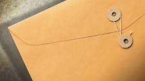 Lampirkan ada surat lamaran anda dan masukkan ke dalam satu amplop yang dapat memuat kesemuanya itu. Tips Memilih Dan Merapikan Amplop Surat Lamaran Dengan Benar Dan Tepat