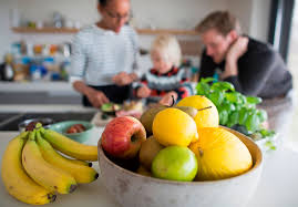 Hvis du er et barn, bør du sørge for å ha noen voksne med deg på kjøkkenet (slik at de kan gjøre de kjedelige tingene). Bli Kvitt Bananfluer Viivilla No