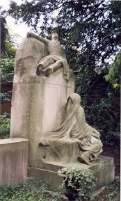 Ces éléments ont été sculpté dans de la pierre blanche. Le Flambeau Du Savoir Et La Flamme Du Souvenir