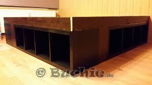 Nun werden alle regale miteinander verschraubt. Ikea Hack So Wird Aus Kallax Regalen Ein Bett Buchie De