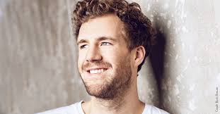 He is a celebrity comedian. Luke Mockridges Neue Show Erleben Signiertes Fanpaket
