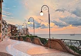 Immersa nella splendida campagna di ortona, in un oasi di pace e tranquillita, ma distante circa 3 chilometri dal centro, a circa 3 minuti dallo splendido mare di ortona, con spiagge attrezzatissime di stabilimenti balneari ed alberghi, 45 minuti dalle piste da sci, e a circa 30 minuti dallaereoporto dabruzzo, a pescara, vendesi deliziosa villa. Ortona Mare Cosa Vedere E Hotel Consigliati Turismo Abruzzo It