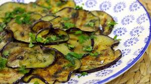 Si hay verduras y hortalizas que para muchos pueden resultar aburridas, este no es el caso de la berenjena, que cuenta con infinidad de recetas en las que se puede emplear: Berenjenas Asadas Estilo Marroqui Recetas Saludables Youtube