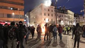 Matchs en direct, résultats, classement, mercato, transferts, calendrier 2020/2021, effectif, en images et en vidéos. La Manifestation Des Gilets Jaunes Degenere A Saint Etienne Magasins Pilles Et Incendies Police Realites