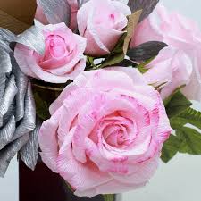 Hârtia creponată colorată este un material de tip kraft cu diferite roluri de utilizare în realizarea și împachetarea de ornamente, decorațiuni sau buchete de flori și poate fi achiziționată la sul cu lățimea de 50 de cm și lungimea de 2,5 metri. Curs Online Trandafir Din Hartie Creponata Floristica Paper Art Shop