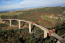 Un viaducto es una obra de ingeniería que salva un valle en su totalidad, característica diferenciadora de los puentes. Viaducto De San Pedro De La Ribera Cudillero 1994 Structurae