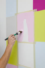 Wand Streichen Ideen Und Tipps Zu Muster Abkleben 65 Beispiele Beim streichen der wände beispielsweise wird sehr viel zeit für das saubere abkleben benötigt.