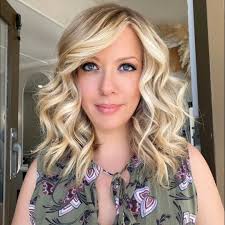 Yup, my real hair is curly and very dark brown 🤗🇮🇹  #onlymyhairdresserknows 🤷‍♀️