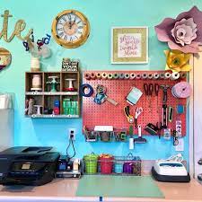 These 15 amazing craft room ideas are going to get you started on designing a great craft area in your home from storage to organization, decorating and more. Pin Auf Craft Studio Ideas