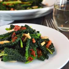 Pour attendrir le kale, on doit masser les feuilles fortement avec de l'huile et ensuite le laisser mariner dans la vinaigrette un peu avant de servir. Chou Kale Bacon Erable Et Amandes Grillees Recette Par Ratatouille Et Compagnie