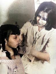 السيدة فيروز وابنتها ريما الرحباني. ØµÙˆØ±Ø© Ù†Ø§Ø¯Ø±Ø© Ù„ÙÙŠØ±ÙˆØ² ÙˆØ§Ø¨Ù†ØªÙ‡Ø§ Ø§Ù„Ø±Ø§Ø­Ù„Ø© Ù„ÙŠØ§Ù„ Ø§Ù„ÙƒØªØ§Ø¦Ø¨