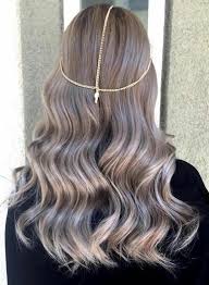 Entre le blond cendré foncé, le blond platine, le blond châtain et le blond vénitien on s'y perd! Epingle Sur Coiffures