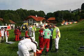 Am mittag konnte entwarnung für die nachbarschaft gegeben werden. Brk Bayerisches Rotes Kreuz Kreisverband Berchtesgadener Land 10 08 2004 Schwerer Reisebus Unfall Bei Hallein