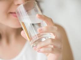 Daripada mengonsumsi minuman bersoda, minumlah air putih, terutama ketika sehabis bangun tidur di pagi hari. Kebutuhan Air Bisa Dilihat Dari Ukuran Berat Badan