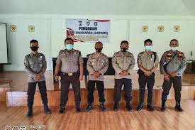 Waktu ada satpam lewat, gw sempet nanya, koq belum ditutup, ternyata ada gladi resik buat acara wisuda anak senior besok, jadi dibuka terus sampe besok. Kasat Binmas Polres Buol Berikan Pembinaan Kepada Satpam Insulteng