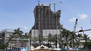 Un edificio de viviendas de 12 plantas se ha desplomado parcialmente en la madrugada de este jueves en surfside, una población de 5800 habitantes en el norte de miami. En El 2019 Abrira El Hotel Con Forma De Guitarra Al Sur De La Florida Miami Diario