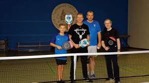 Outdoor pickleball balls are heavier, harder, made of smooth plastic and have 40 drilled holes. Neuigkeiten Von Sportvereinen Vereinen Aus Frankfurt Und Rhein Main