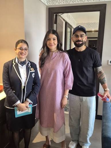 A small gesture goes a long way! 🥺❤️ Virat Kohli and Anushka Sharma are  winning the internet after leaving sweet, handwritten notes and posing for  pictures with a hotel staff member, Ashi,