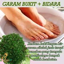 Setelah semua persiapan selesai dilakukan, rendam kaki ke dalam ember yang telah berisi 'ramuan' tersebut. Rendam Kaki Dengan Air Garam Bukit Garam Bukit Syifa Facebook