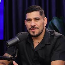 Alex Poatan abre o jogo sobre luta com Jon Jones no UFC e faz constatação