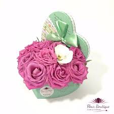 Buchetele si aranjamentele sunt livrate in cutii, respectiv pungi speciale. Cutie Cu Flori La Multi Ani