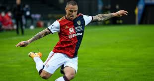 Hamza rafia (born 22 april 1999) is a tunisian footballer who plays as a central attacking midfielder for italian club juventus. Radja Nainggolan Peut Il Mener L Antwerp Au Sommet