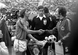 Franz beckenbauer (left) and johan cruyff (right), keyplayers of germany and netherlands respectively west germany was led by franz beckenbauer , while the dutch had their star johan cruyff and their total football system, which had dazzled the competition. Futbol Intellect