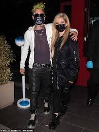 Avril lavigne — все альбомы. Avril Lavigne And Mod Sun Are Ever The Stylish Couple As They Step Out Together In Los Angeles Aktuelle Boulevard Nachrichten Und Fotogalerien Zu Stars Sternchen