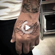 Tattoo Art Gallery En Instagram Booboonegrete Lealtad Sobre Todo Se Leal A Ti Mismo Tatuajes En La Mano Letras A Mano Tatuajes Preciosos
