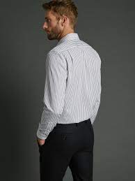 Elle se porte de jour comme de nuit. Chemise Regular Fit Grandes Rayures Homme Non Iron Blanc Bleu Homme Vetement Et Deco Cyrillus