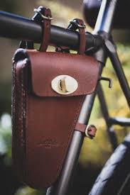 Hat Diese Ledertasche Nicht Eine Coole Form Fahrrad Fahrradtasche Fahrradtasche Ledertasche Leder Fahrrad