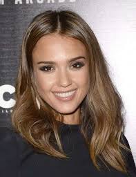 La Couleur Marron Glace S Applique De Preference Sur Des Cheveux Mi Longs Ou Longs Coloration Cheveux Cheveux Cheveux Marron