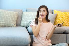 Maybe you would like to learn more about one of these? Riasan Wanita Rumahan Di Sofa Ruang Tamu Gambar Unduh Gratis Foto 500705972 Format Gambar Jpg Lovepik Com